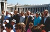 Dne 9. 9. 1998 med splošno avdienco na Trgu sv. Petra v Rimu, med katero je papež Janez Pavel II. pozdravil sodelujoče na Glavarjevem simpoziju v Rimu.